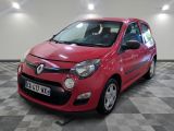 la photo d'une voiture rouge garée dans un garage