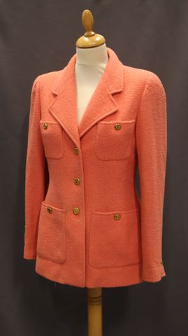 CHANEL BOUTIQUE – Veste blazer en lainage rose saumon. Boutons do...