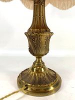 Lampe en bronze doré à décor de godrons et de feuillages. (photo 4)