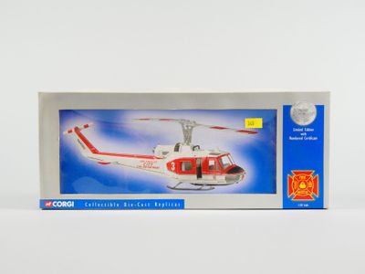 photo d'une maquette d'hélicoptère rouge et blanc dans une boîte