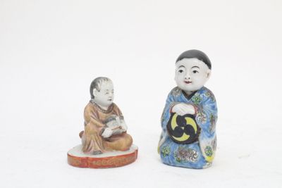 2 figurines d'enfants en porcelaine de Chine H.