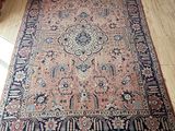 un grand tapis oriental posé au sol dans un salon