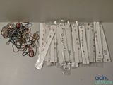 de nombreux types de bracelets et de colliers disposés sur une table