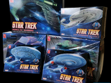 de nombreux jouets Star Trek exposés dans la boîte