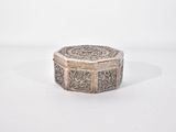 une petite boîte en argent ornée d'un motif floral