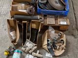 une boîte remplie d'objets divers posée par terre
