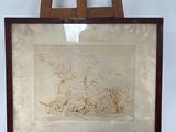 une vieille photo représentant un tableau posé sur un chevalet, sur fond blanc