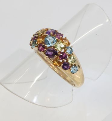 une image d'une bague en or ornée de pierres multicolores