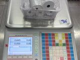 une image représentant une balance sur laquelle est posé un rouleau de papier toilette