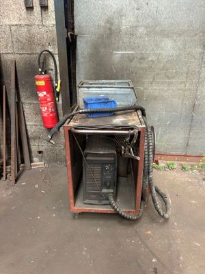 une petite machine posée sur le sol