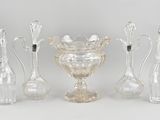 cinq vases en verre et un vase en verre posés sur une table