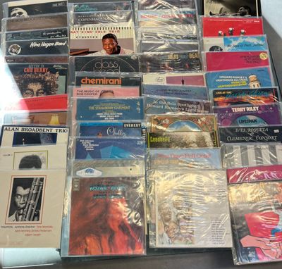 beaucoup de CD exposés sur une table