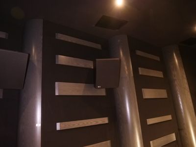 une salle de bain avec toilettes et lavabo