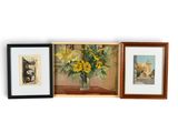 trois photos encadrées représentant des fleurs dans un vase posées sur une étagère
