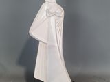 une image représentant une statue d'une femme en robe blanche