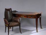 un bureau avec une chaise à côté, sur fond gris