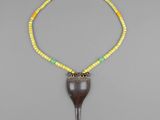 une image représentant un collier orné d'un verre à vin