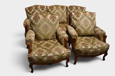 paire de chaises anciennes rembourrées, avec des coussins à motifs floraux