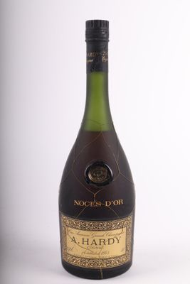 une bouteille de vin posée sur une table