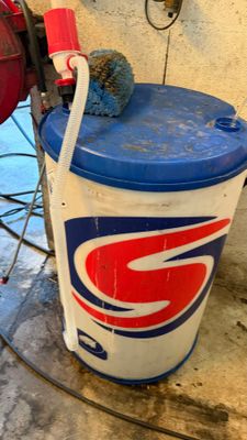 un seau bleu et blanc et une borne d'incendie rouge et blanche