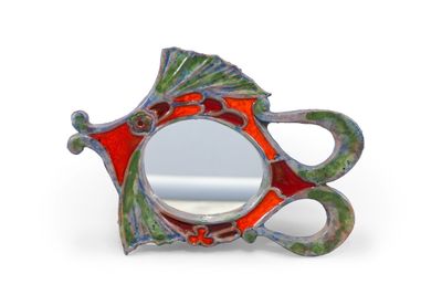un miroir rouge et vert orné d'un poisson
