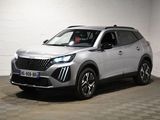 Le SUV argenté est garé dans une pièce blanche au sol carrelé en damier.