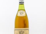 une bouteille de vin avec une étiquette blanche sur fond blanc