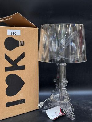 la lampe se trouve à côté d'une boîte sur laquelle est posée une lampe
