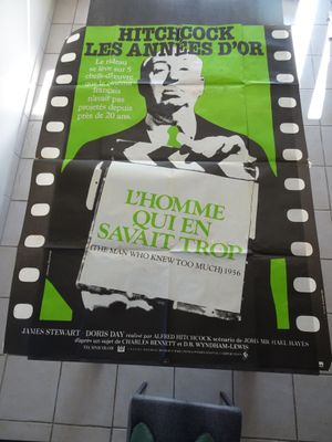 une affiche de cinéma posée par terre dans les toilettes publiques