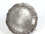 un plateau d'argent antique sur un support sur fond blanc