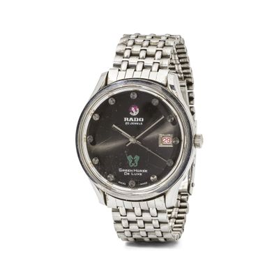 un gros plan d'une montre sur un fond blanc avec un fond blanc