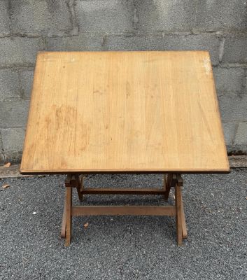 une image d'une petite table en bois avec un plateau en bois