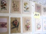 beaucoup de cartes accrochées au mur