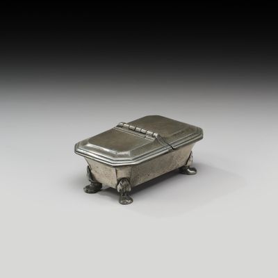 une boîte ancienne en argent, dotée de poignées, sur un fond blanc