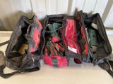 trois bagages posés les uns à côté des autres sur une table