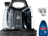 Le cuiseur vapeur Black & Decker se trouve à côté d'un flacon de produit nettoyant et d'un flacon de liquide.