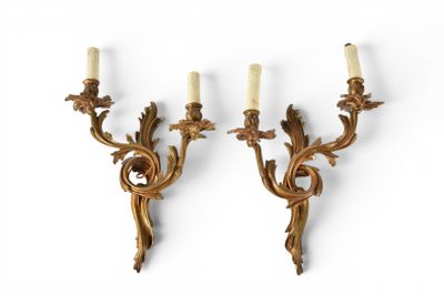 paire d'appliques murales anciennes ornées de feuilles sculptées et de bougeoirs