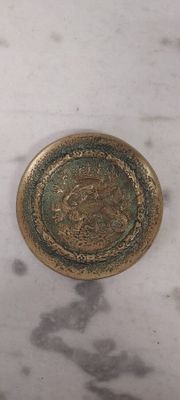 une pièce d'or posée sur une table en marbre