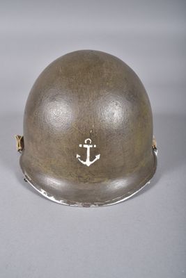une image représentant un casque orné d'une ancre, posé sur une table