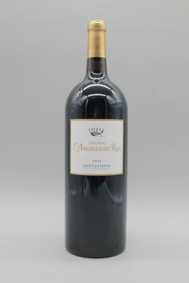une bouteille de vin posée sur une table blanche