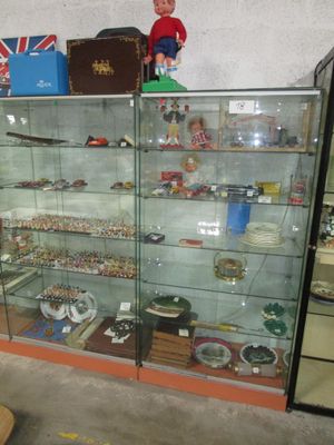 une vitrine en verre contenant de nombreux objets différents