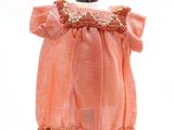 une robe rose posée sur un mannequin noir, sur fond blanc