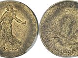 une pièce d'or sur laquelle figurent une femme et un chien