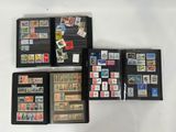 de nombreux timbres différents sur un classeur noir