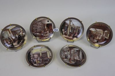 six assiettes ornées d'images représentant des personnes dans une bibliothèque