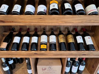 de nombreuses bouteilles de vin sur les étagères de la cave à vin