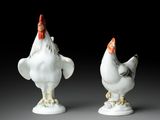 paire de poulets en porcelaine blanche au bec rouge sur fond noir