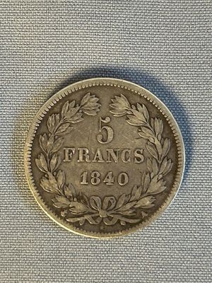 un gros plan d'une pièce de monnaie ornée d'une couronne