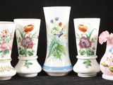 cinq vases décorés de fleurs peintes