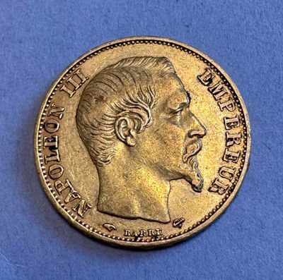 une vieille pièce de monnaie sur laquelle figure le visage d'un homme, sur un fond bleu